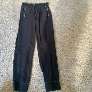Joggers! Zipper pockets!
